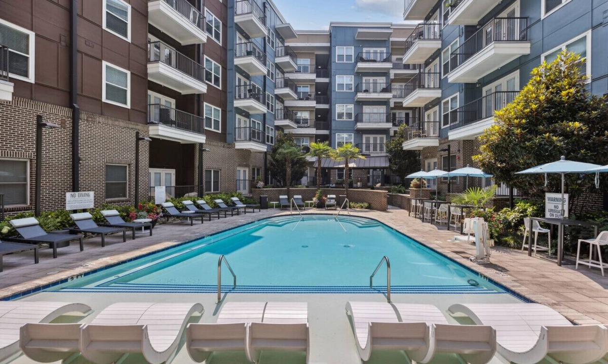 Cherry Apartment | Serenity in the City: Pool & Parking