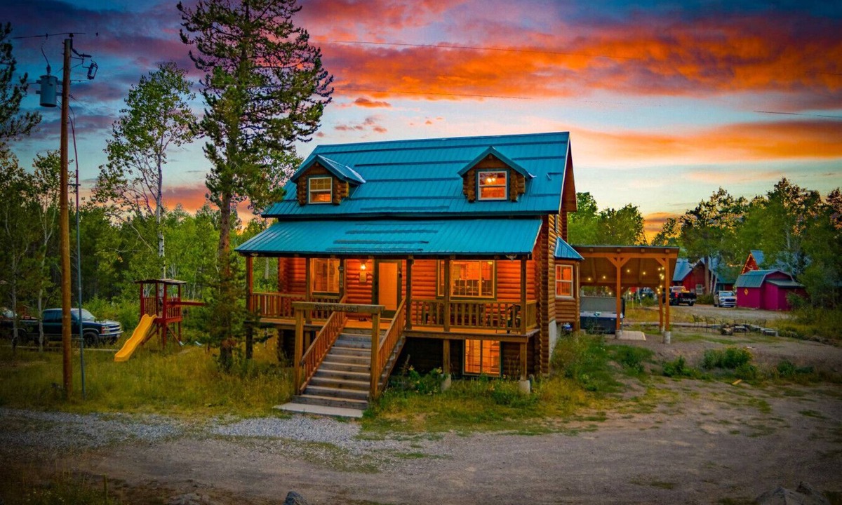 Last Chance House | Shooting Star Lodge | Near Yellowstone + Hot Tub