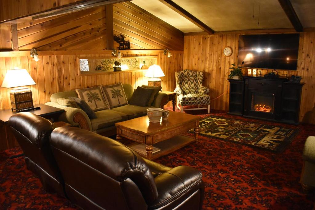St. Anthony Hotel | Silver Horseshoe Inn
