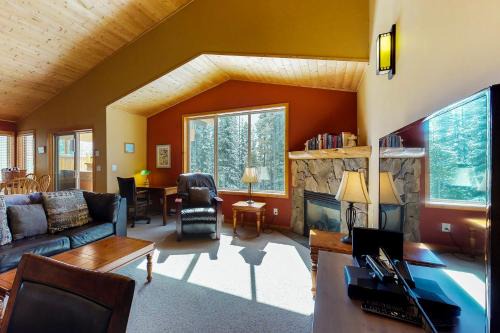 Snow Pine Estates House | Silver Tip 6