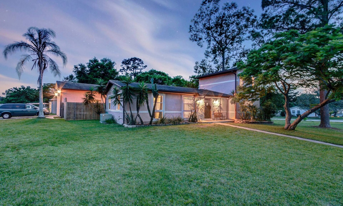 Deltona Lakes House | SIZZLIN' SUMMER SALE Great 2 story in Deltona, FL-Close to Beaches, parks.