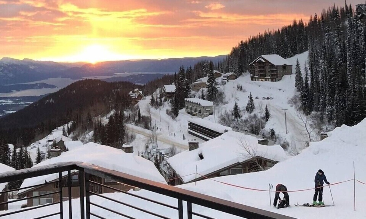 Sandpoint House | Ski in Ski out chalet with hot tub - Walk to the Village