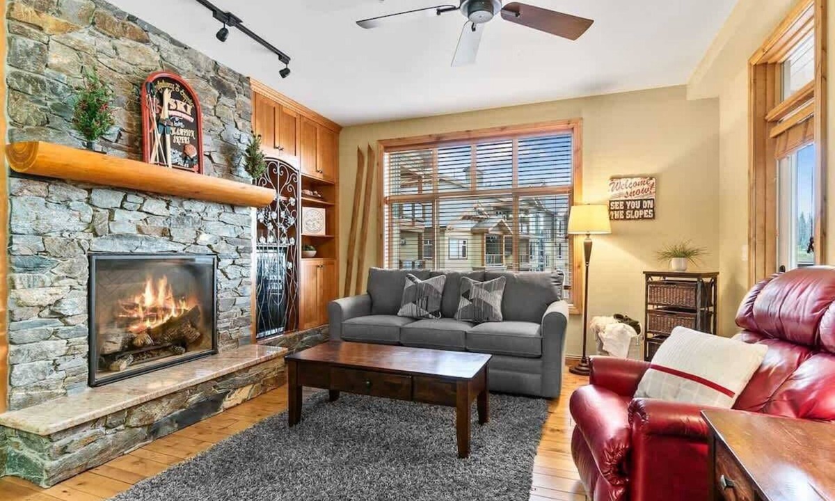 Big White Ski Resort Apartment | Ski Ya Later! | Private Hot Tub & Ski In/Ski Out