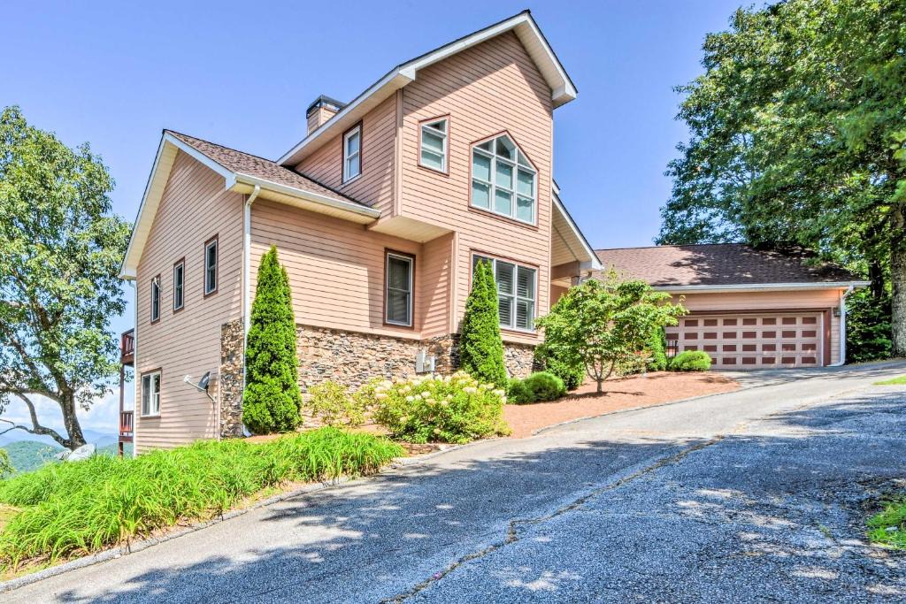 Dillard House | Sky Valley Home with Mtn View, 5 Mi to Rabun Bald!