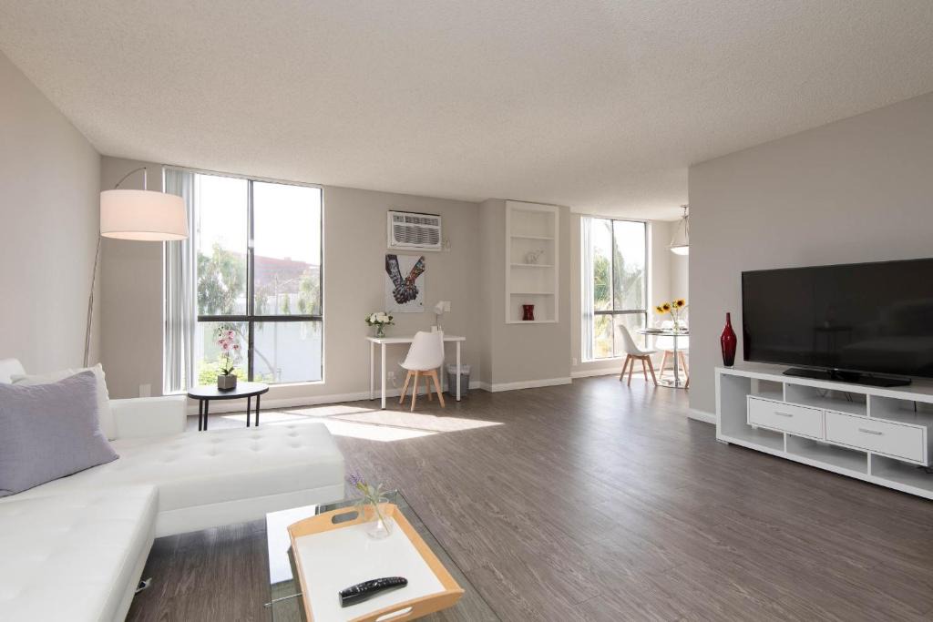 Norma Triangle Apartment | Skyline Palms 1-Bedroom with Roof-Top Pool