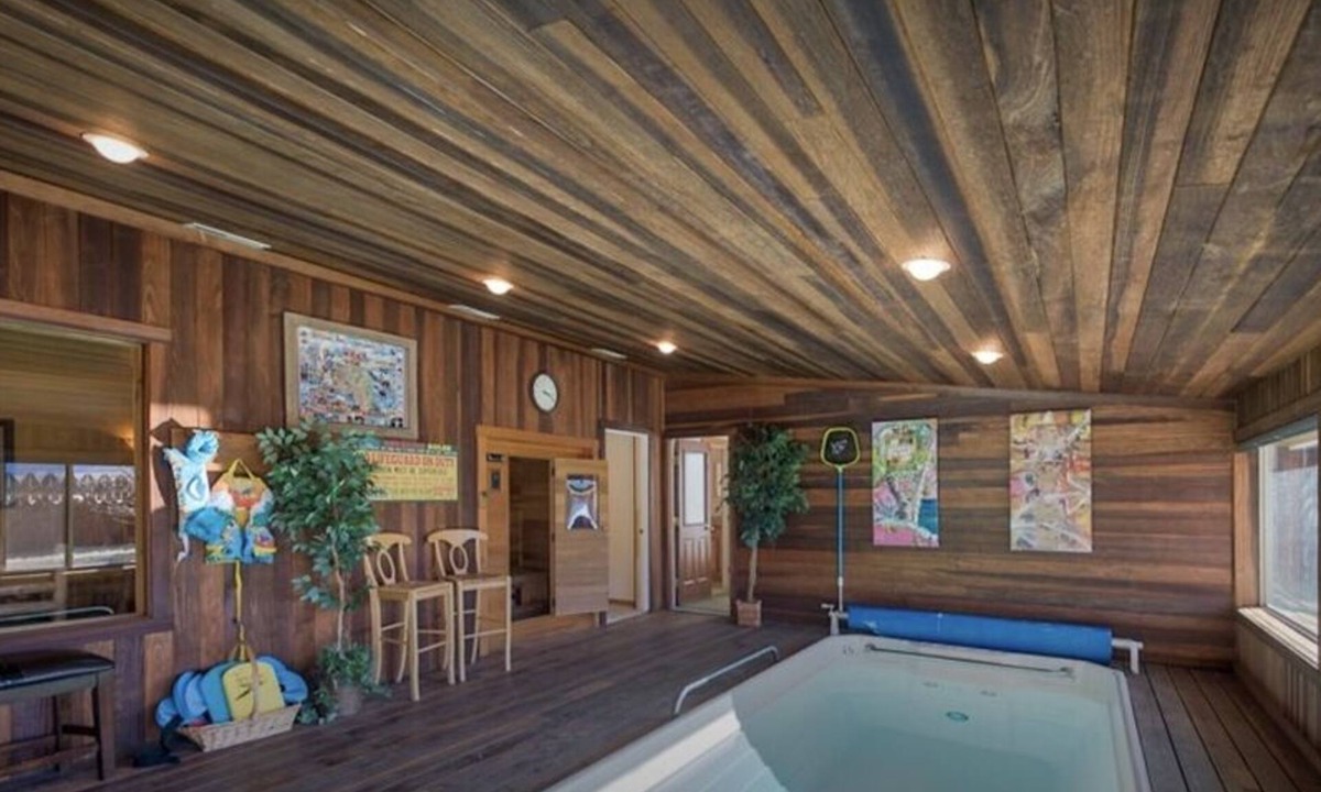 Wapiti Villa | “SLEEP 26” "POOL" "SAUNA" "LOOKOUT TOWER"'SANITIZED CLEANING"