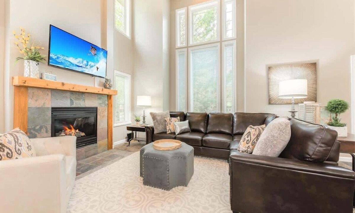 Midvale House | Sleeps 23* 2 Hot Tubs * Fireplace * Close to Ski *