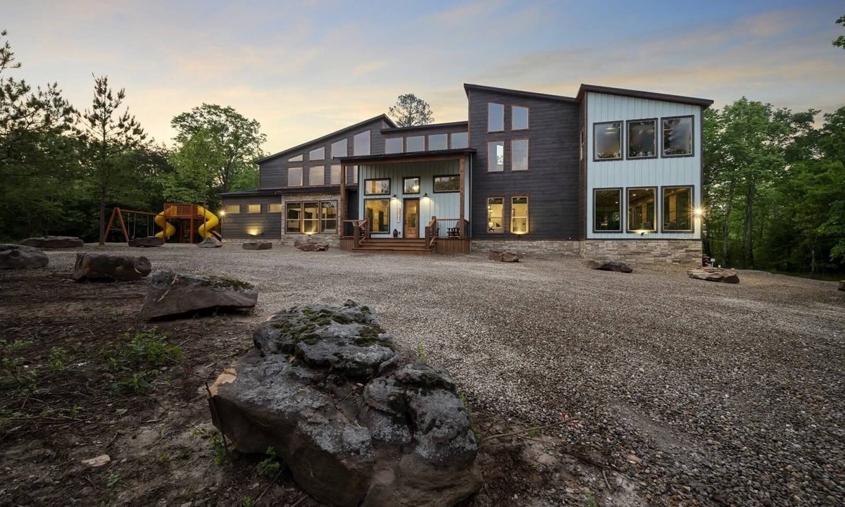 Broken Bow Cabin | Sleeps 36, Luxury Cabin on Creek Game Room, HotTub, playset, privacy, paved road
