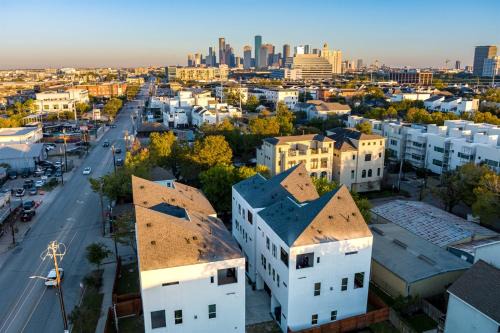 Washington Ave./ Memorial Park House | Sleeps 40! 4 Luxe Homes! Pet-Friendly Rice Military