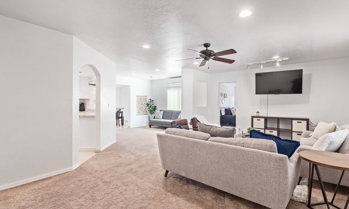 Parkwood Ranch House | Sleeps 8, Freeway access, near shopping and dining