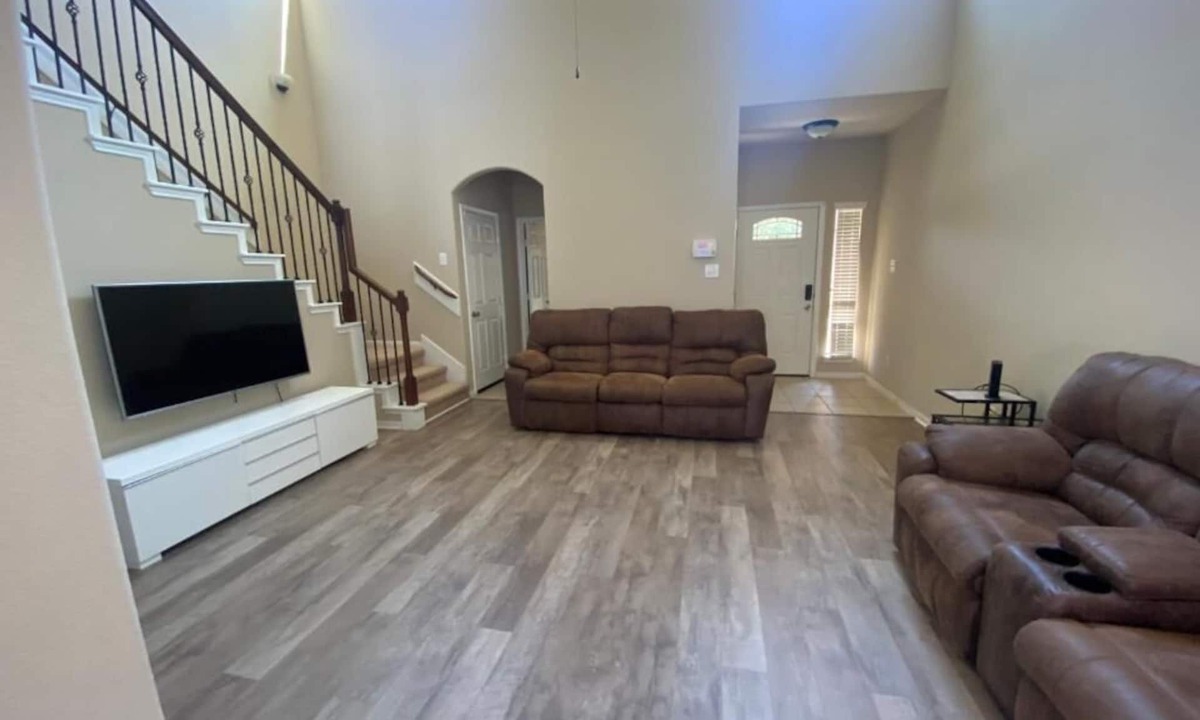 Barker House | Sleeps 8:Spacious Retreat with Fast WiFi & Fully Stocked Amenities