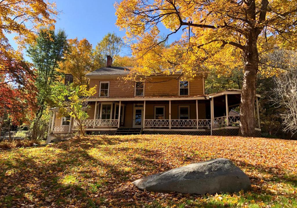 Pond Eddy Apartment | Slumberland at the River's Edge