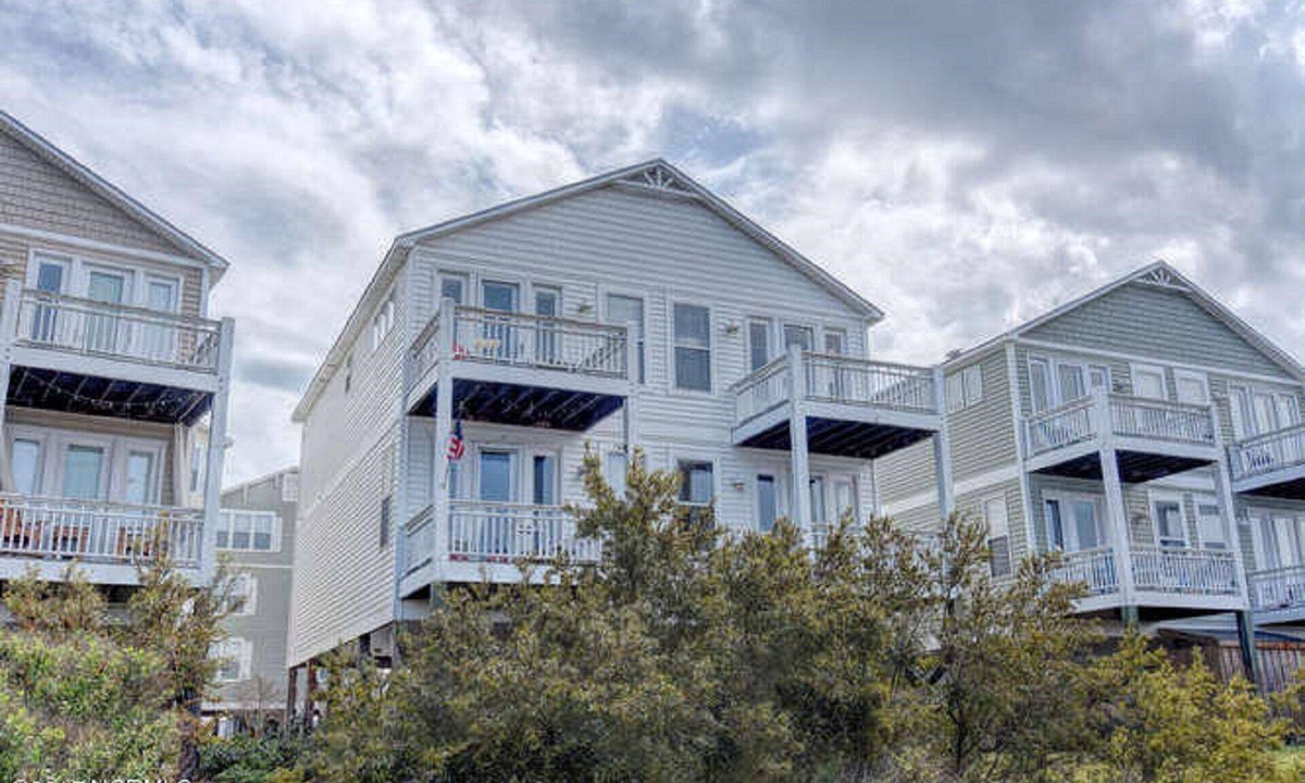 Surf City House | So Much Fun! 3 BR 3 Bath Beach House Topsail Island Surf City NC 5 mins walk bch