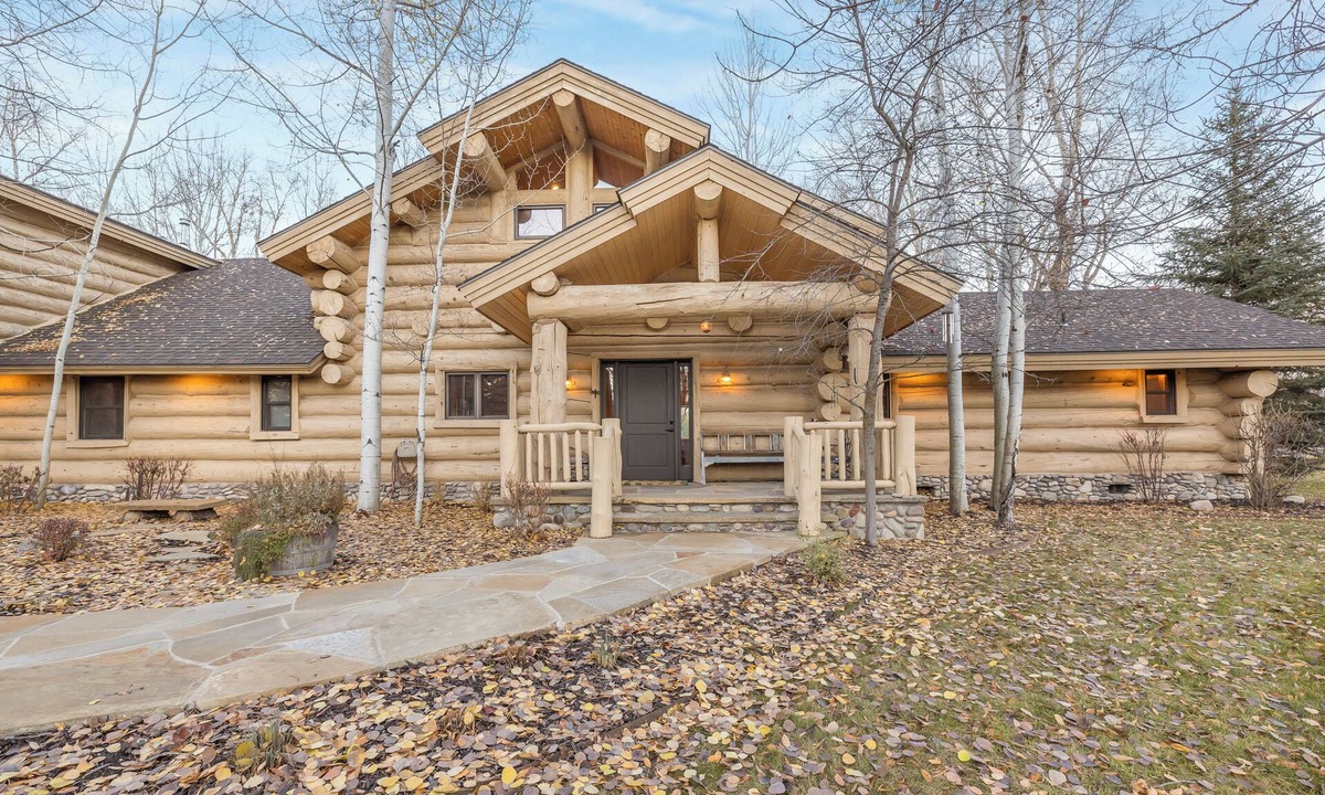 Swan Valley Cabin | South Fork Retreat. Private Luxury 6-bedroom cabin w/AC and Private pond.