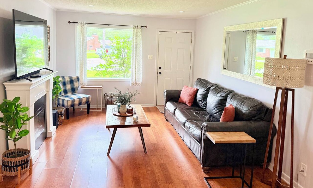 Lake Charles House | Southern Charm- pets allowed! 2 miles from Casinos