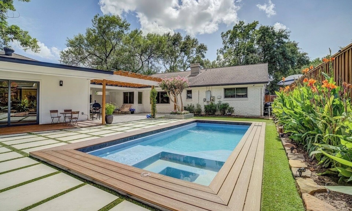 Clodine House | Southern livings-pool-4BRs-6Beds-entertainment room-courtyard-on BellaireHouston