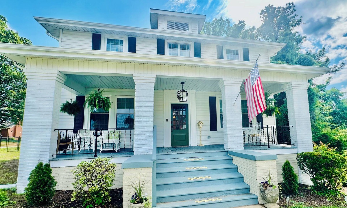 Eden House | Southern Porch Haven-Pet Friendly-Sleeps 8-Fenced Backyard-Near River & Trails