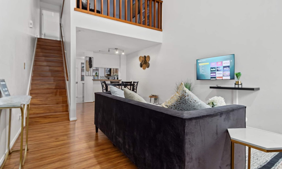 George Bush Park/Eldridge Condo | Spacious 1 bed 1 1/2 Bath With A Large Study that sleeps for 5