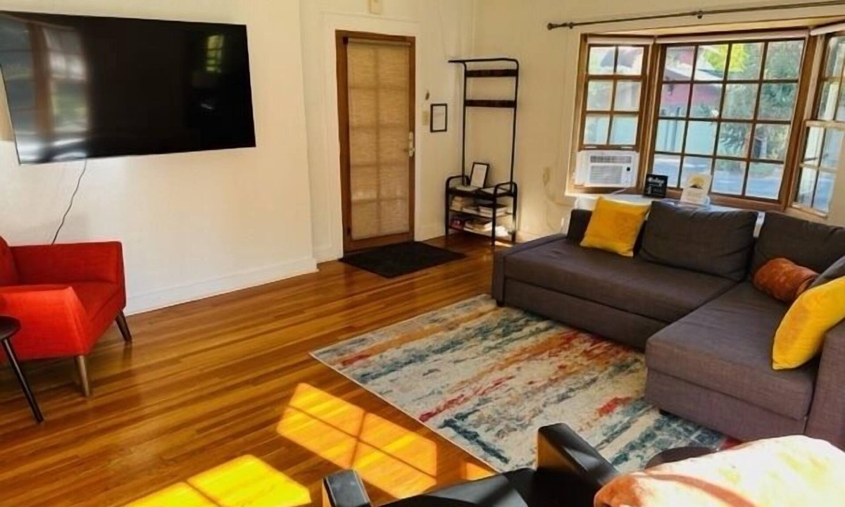 Old Bend Apartment | Spacious 1 Bedroom across from Drake Park