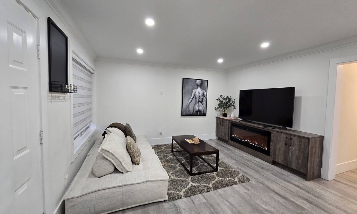Surrey Newton Apartment | Spacious 1BR Suite w Laundry, workspace, wifi, close to malls, KPU&SMH