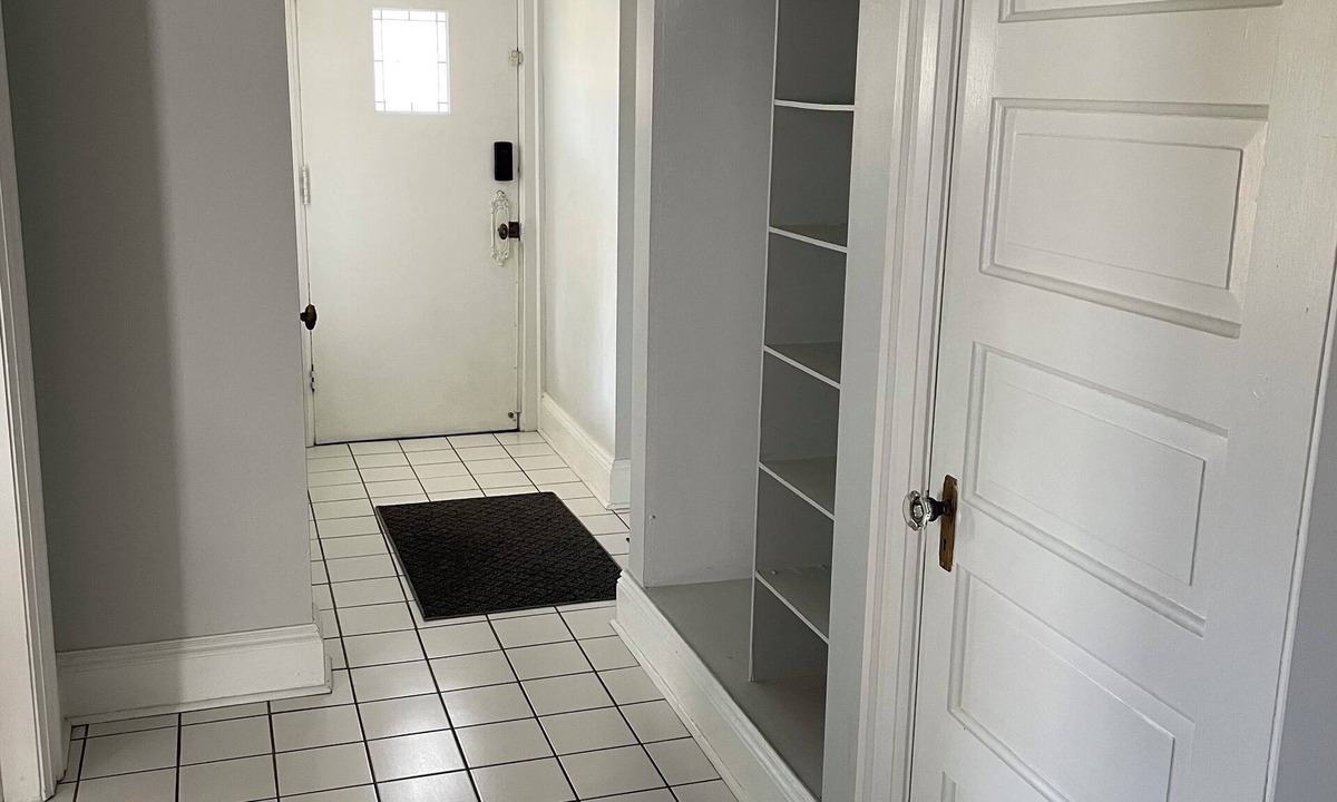 Lima House | Spacious 2 bed 1 bath in the center of Lima resting on the park
