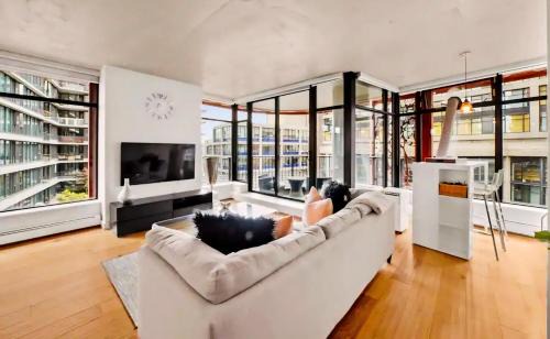 Gastown Apartment | Spacious 2BR Downtown Vancouver Condo Free Parking