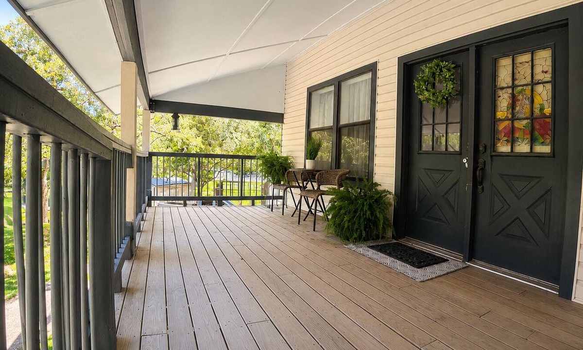 Del Valle House | Spacious 3 full baths 10 beds 3-story house with private backyard in Del Valle