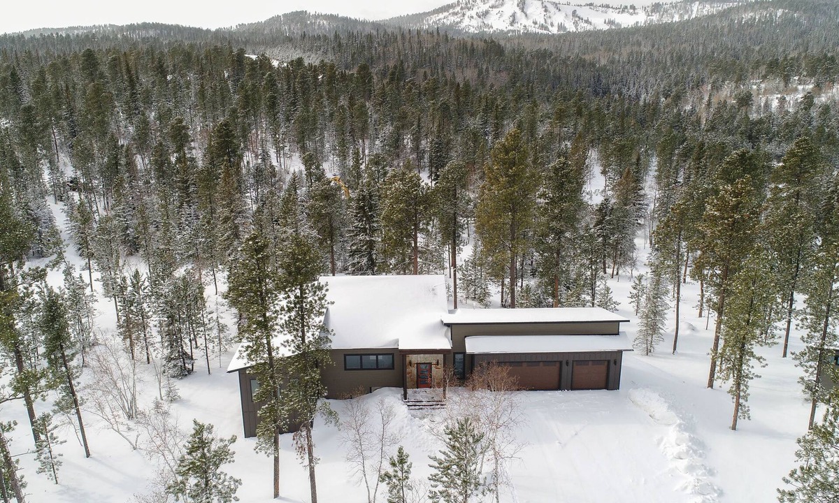 Deadwood Cabin | Spacious 3600 sq. ft. Cabin w/Hot Tub, Great Amenities & Clubhouse w/Pool!