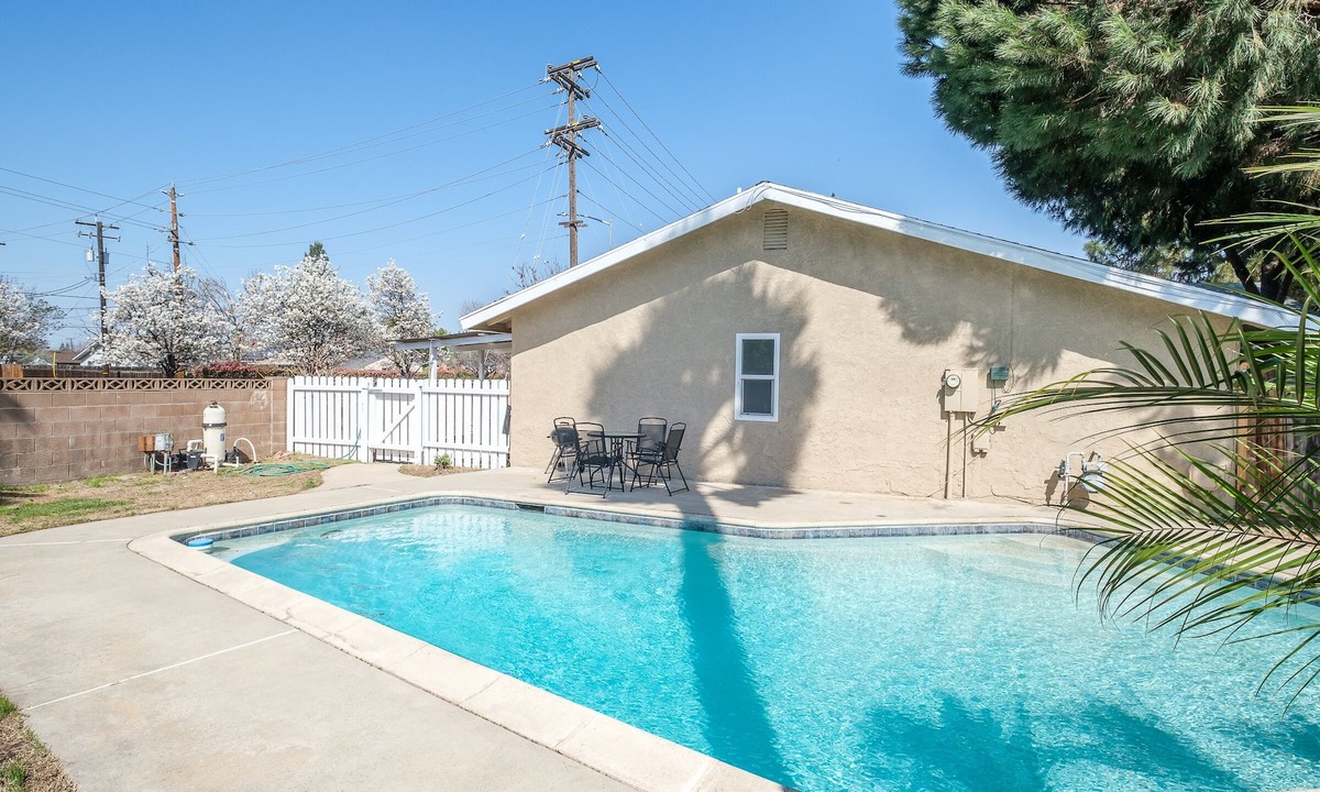 Clovis House | Spacious 3Bed/2Bth w Pool for Fun in Clovis