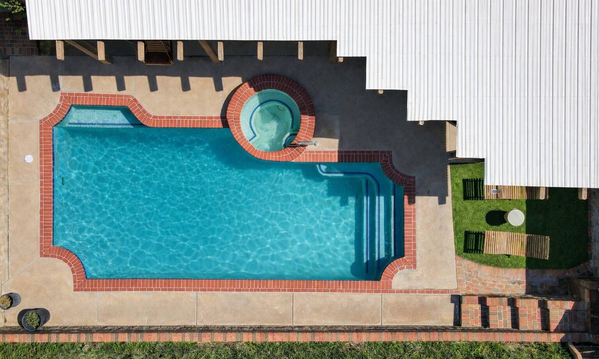 Valencia House | Spacious 4 Bedroom House in Santa Clarita with Pool & Spa