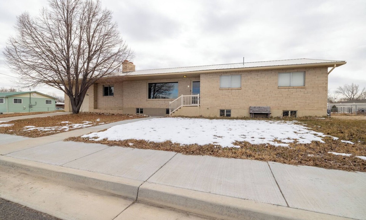 Maeser House | Spacious 4-bedroom 2 King beds, fast WiFi, fire pit. 2 kitchens, and games.