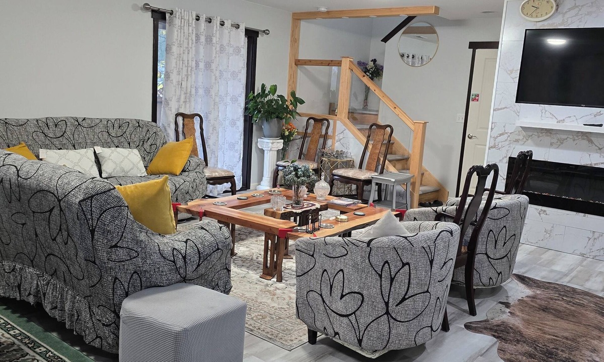 Holly House | Spacious 4-bedroom, 6 queen beds, building in beautiful Everett with AC