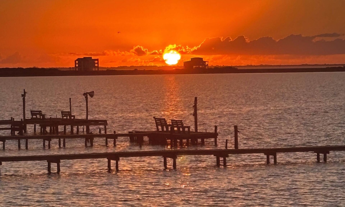 Palacios House | Spacious 4-bedroom house on the water in Palacios with 300 ft fishing pier