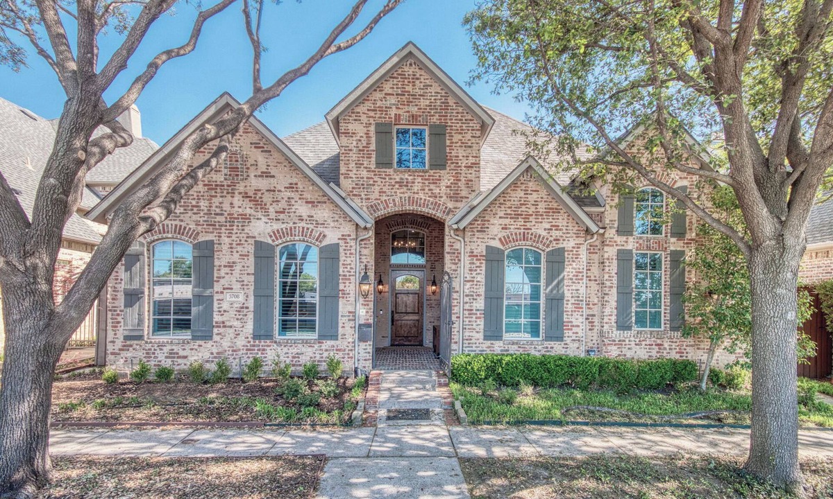 Dallas House | Spacious 4BR home in Highland Park West (central Dallas) with chef-style kitchen, 2 ovens, and elegant living areas. Perfect for families or group stays.