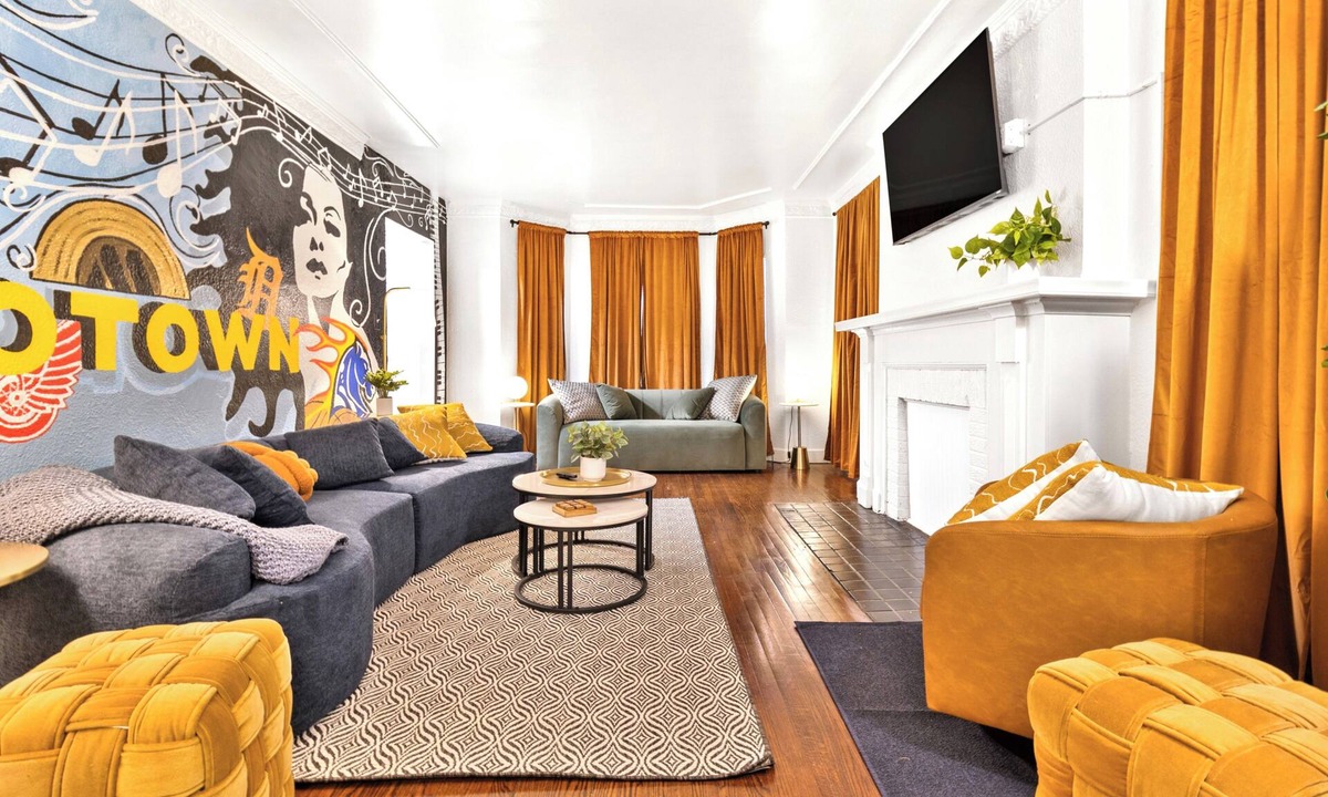 Detroit House | Spacious 5-BD Large Group Retreat w/Hot Tub & Fire Pit in heart of Detroit