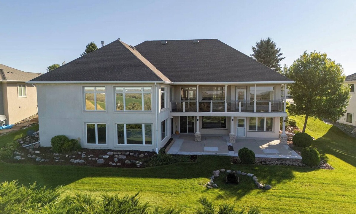 Bismarck House | Spacious 5-bedroom 3 bath house with AC and WiFi in charming Bismarck