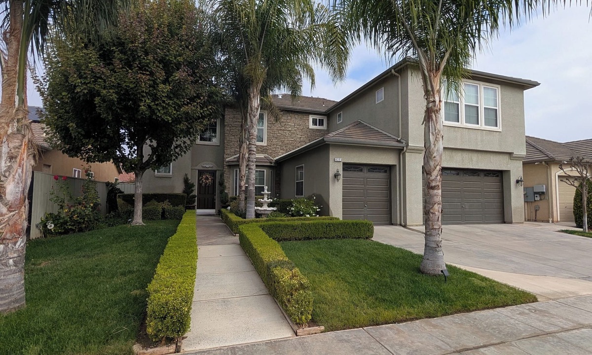 Fresno House | Spacious 5-bedroom 3-bath house in NW Fresno