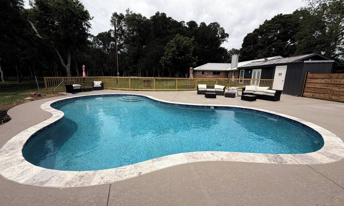 Bellville House | Spacious 5-bedroom Ranch House in Bellville