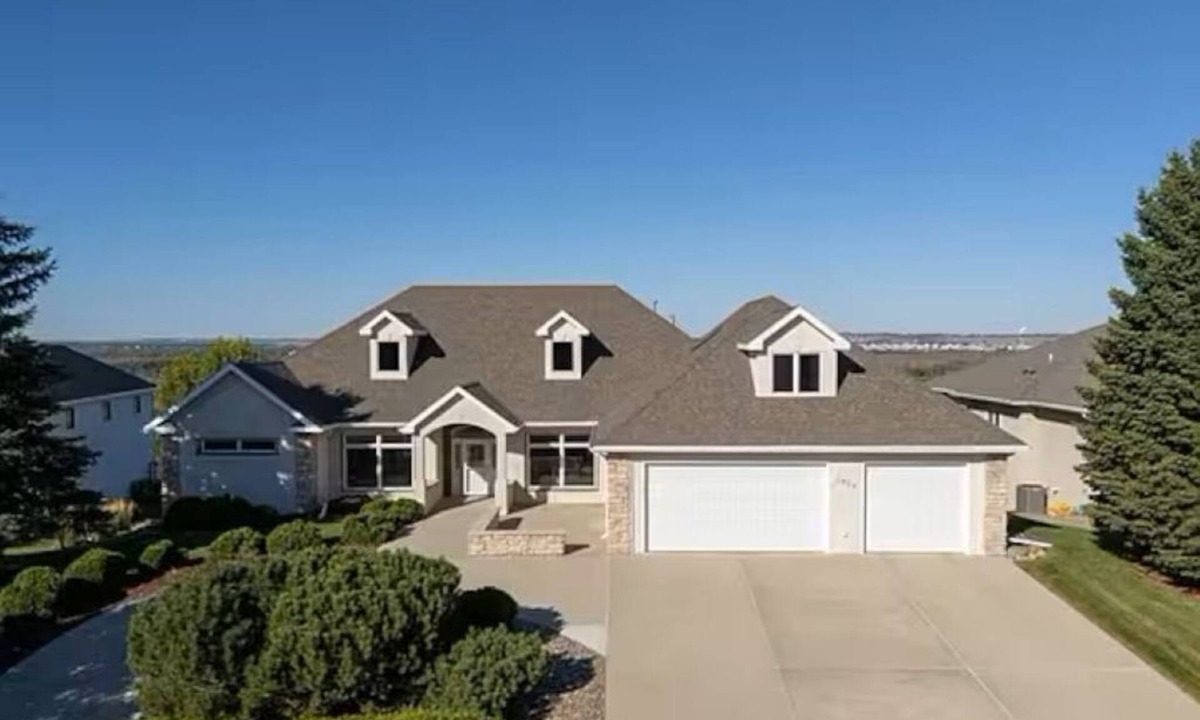 Bismarck House | Spacious 5BR River Retreat - Pool, Sauna, Golf & Stunning Views