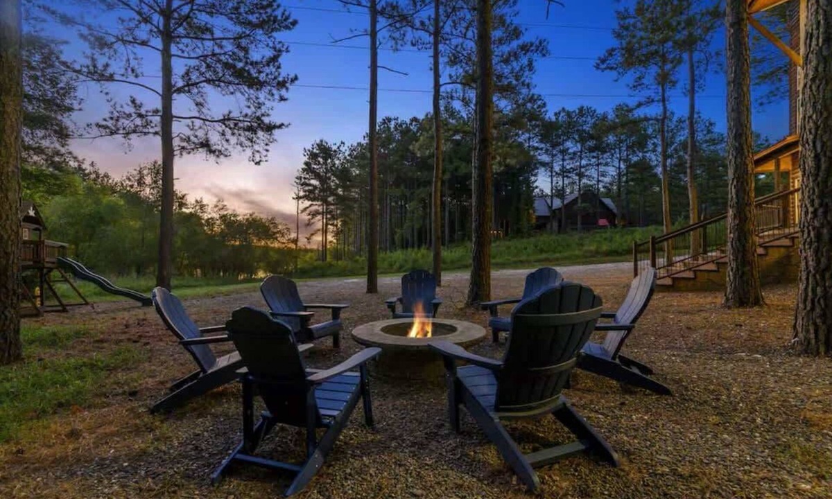 Hochatown Cabin | Spacious 5BR w/Pond + Hot Tub | Games + Sleeps 19