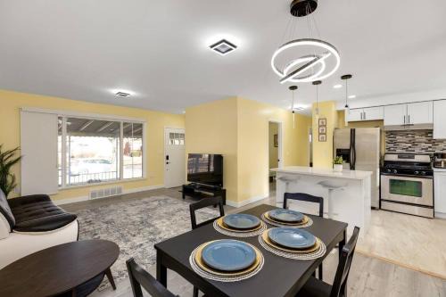 Redford House | Spacious 6BR/2BA Family Retreat in Detroit