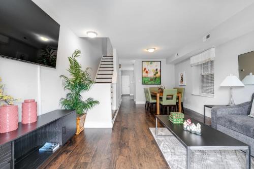 Richmond House | Spacious 6BR Family Sleeps Groups Parking