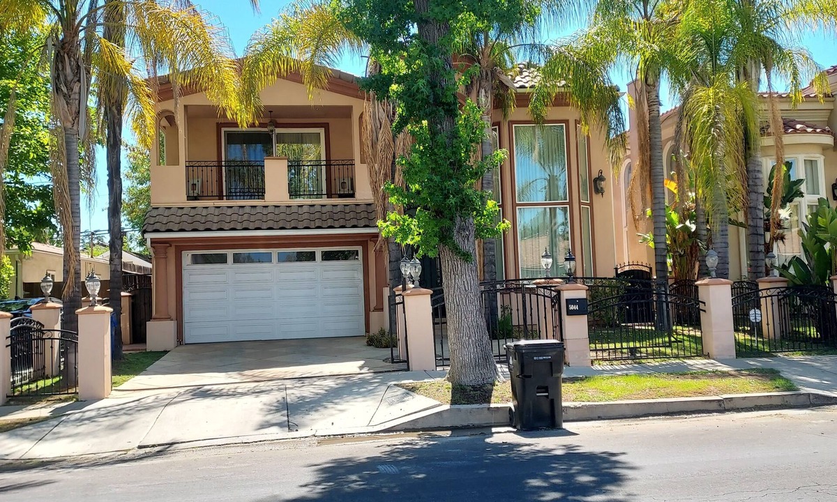 Encino House | Spacious beautiful house with a swimming pool