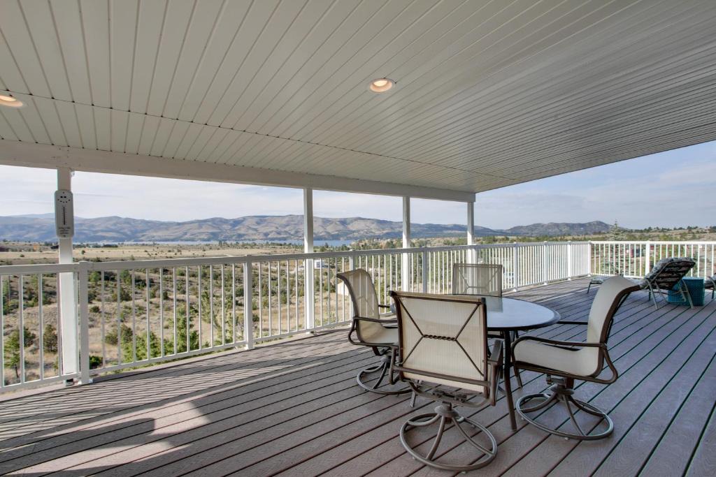 Helena House | Spacious Canyon Ferry Lake House with Bar and Views!
