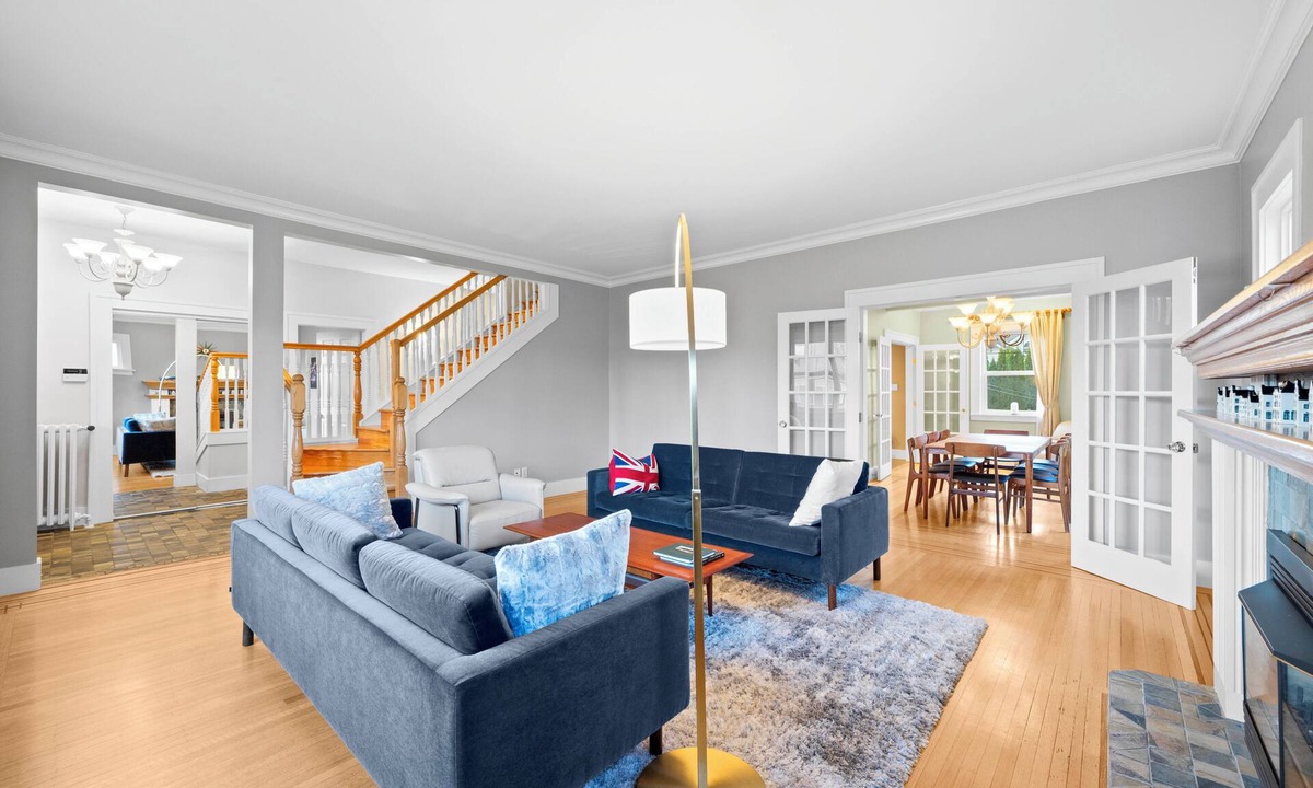 Dunbar House | Spacious, Charming 5BR+3BA Character Home