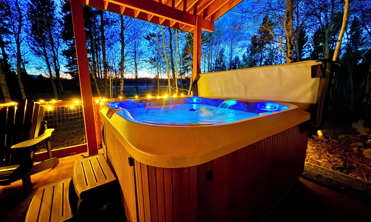 Last Chance Cabin | Spacious comfortable cabin, 33 Miles to Yellowstone, Wi/Fi, Fire Pit, Hot Tub 🦬