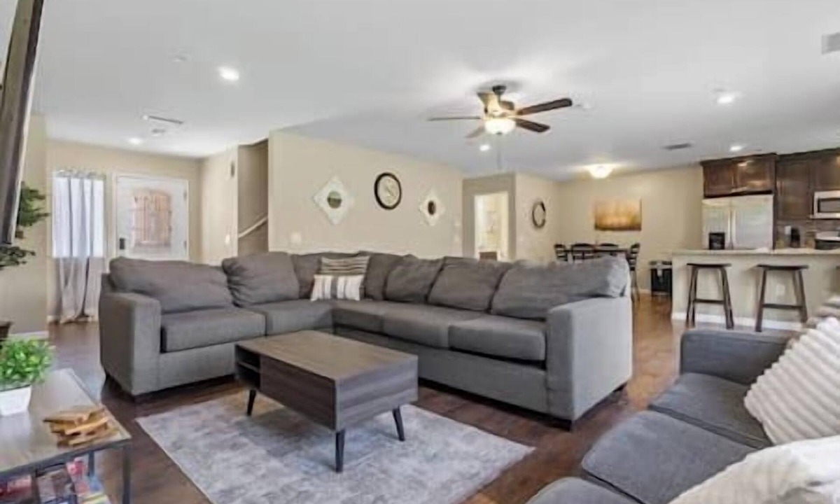 Stockton House | Spacious Daygo Lux Estates l 10 Mins from Downtown
