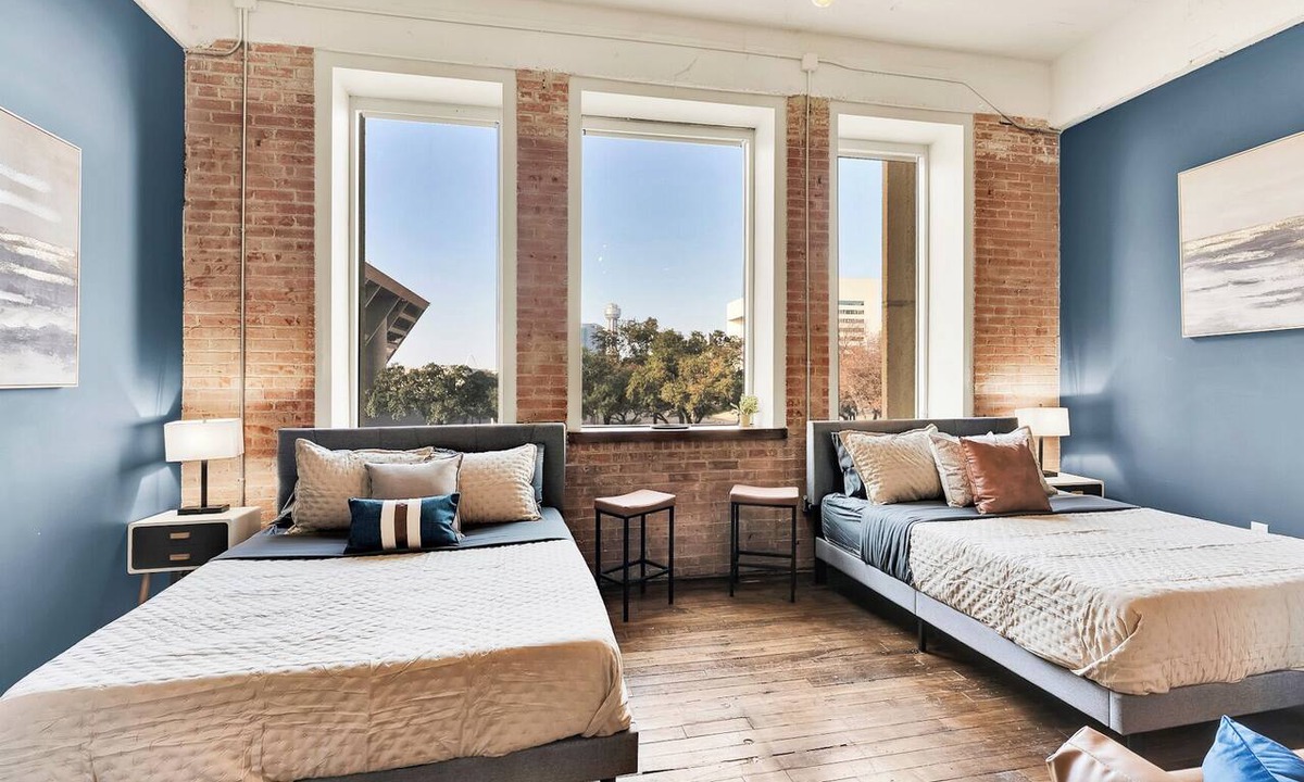Downtown Dallas Apartment | Spacious Downtown Loft I Walk to Conv Ctr I parking