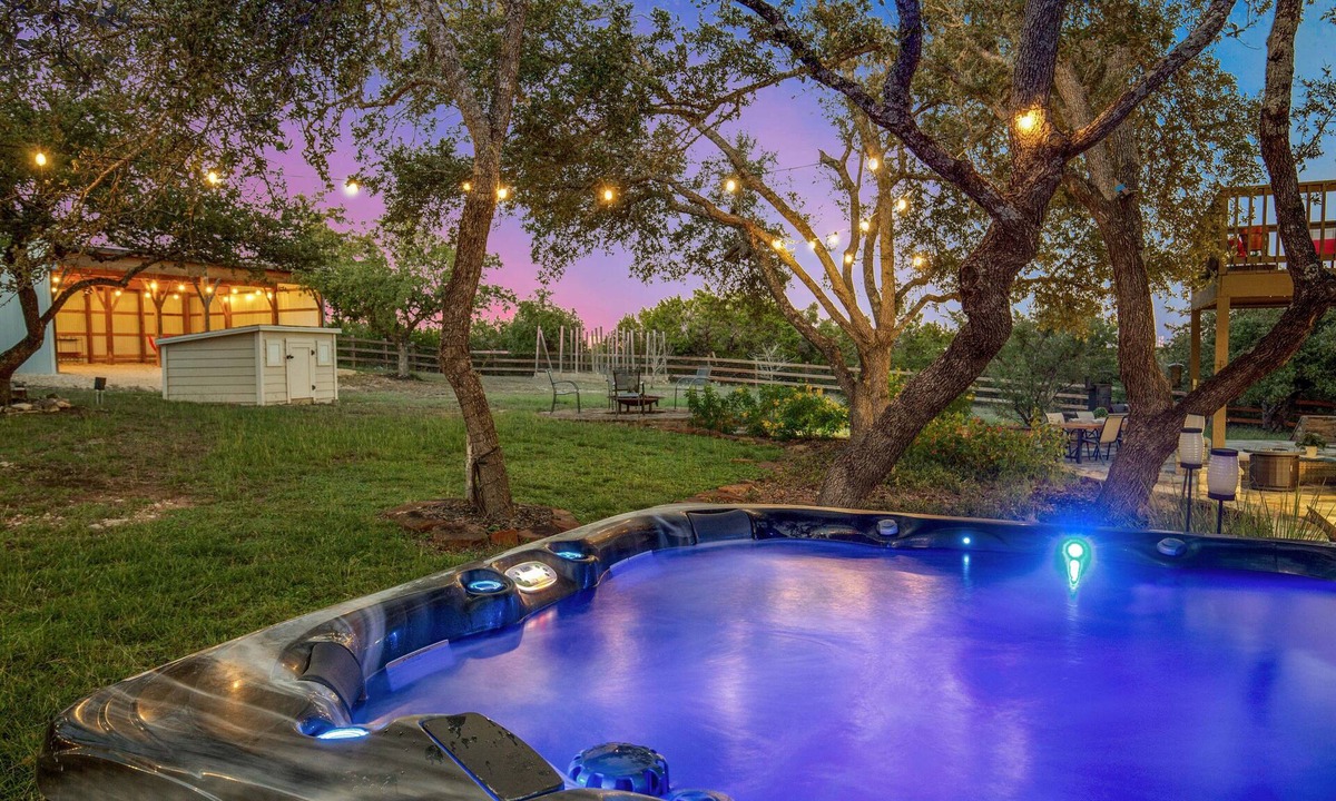 West Cave Estates House | Spacious Estate on Several Acres Sleeps 12 Hot Tub Minutes From Downtown DS!