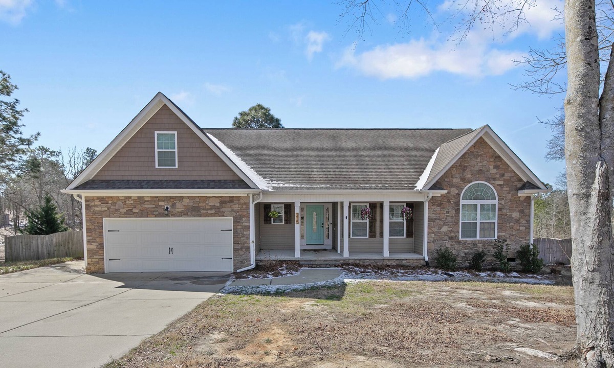 Olivia House | Spacious Family Gem in Sanford with playground and WiFi. Enjoy your stay!